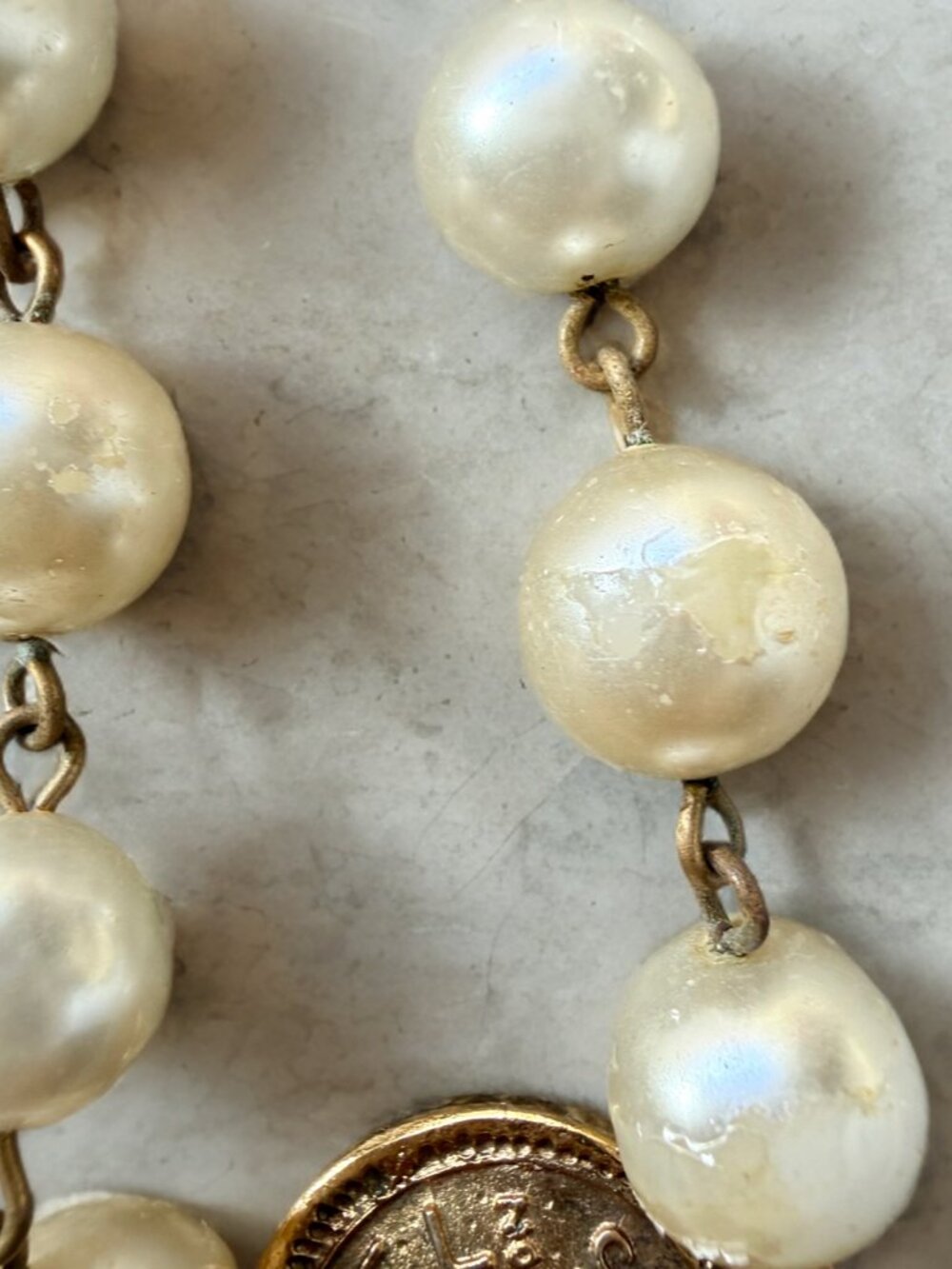 Chanel Vintage Faux Pearl Gold-Plated 1980s Medallion Necklace - Picture 4 of 8